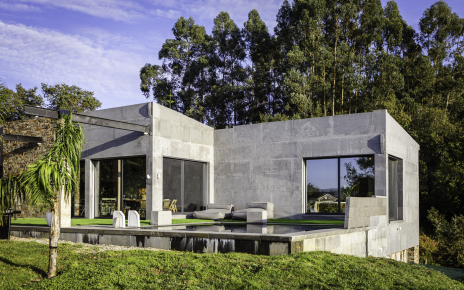 Una villa moderna construida con granito del terreno
